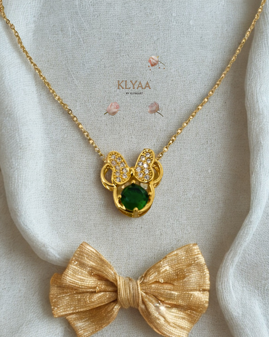 Close-up of emerald Minnie bow necklace in gold with zircon stones – KLYAA